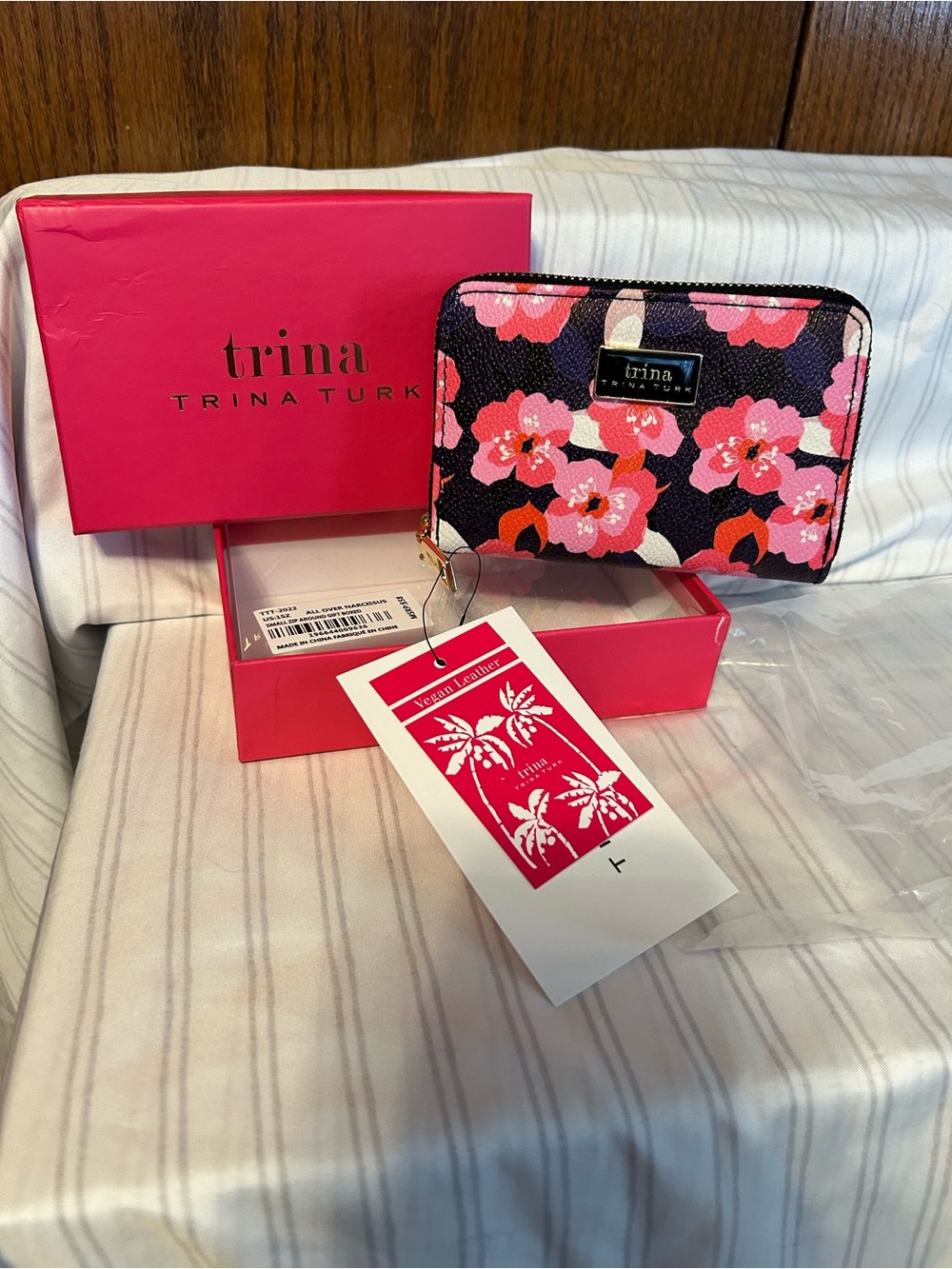 Trina Turk Floral Zip Wallet - Pink & Black New in Box with tags - Picture 1 of 5